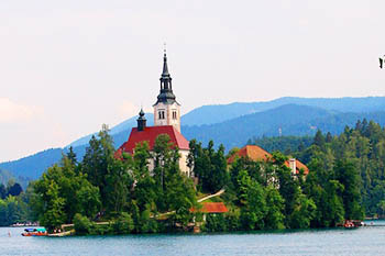 Photo of Slovenian Building on a lake island| Image by 형선 안 from Pixabay