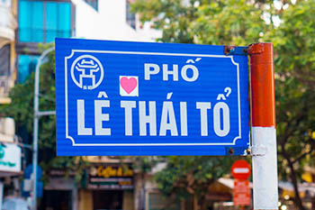 Photo of sign in Vietnamese | Photo by Tien Vu Ngoc on Unsplash